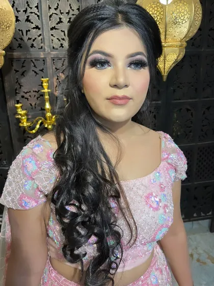 A princess-inspired engagement look. The soft pink tones in the makeup and the flowing hairstyle create a truly magical and romantic vibe.