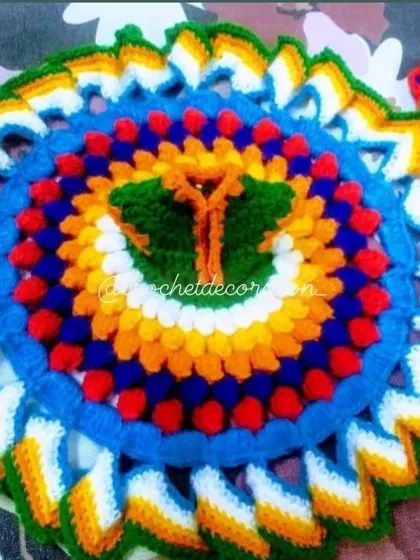 This patriotic crochet poshak for Kanha ji is designed with the colors of the Indian tricolor flag. The intricate pattern includes a matching pagdi, making it a special outfit for national holidays and celebrations.