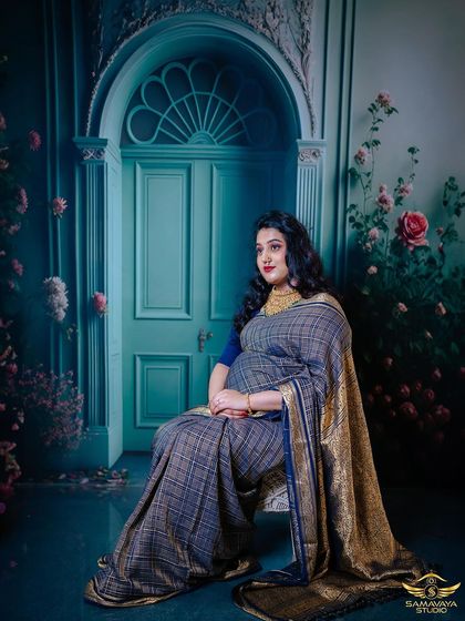 A duplicate of 139, this photo is a testament to the timeless beauty of traditional maternity photography.