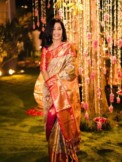 An elegant guest in a traditional silk saree, with makeup that is classic and timeless.