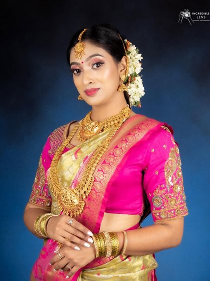 A final portrait of the South Indian bridal look. The makeup is perfectly balanced to look incredible in professional photos.