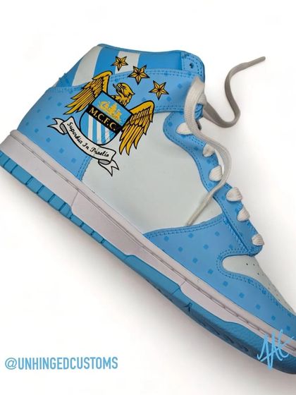 The inner side of the Manchester City Dunks, featuring the old club crest. A tribute to the OGs who laid the foundation for the team's success.