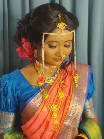 Another angle of the beautiful Maharashtrian makeover, with her hair adorned with fresh red flowers.