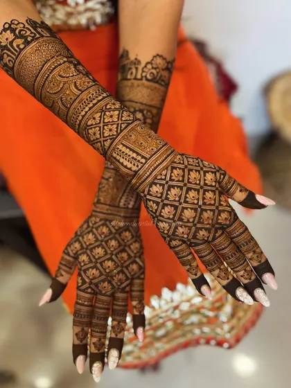A classic grid pattern on the back of the hands is always a popular choice. This design is clean, elegant, and timeless.