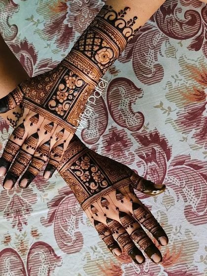 Intricate Back of Hand Designs photo 20