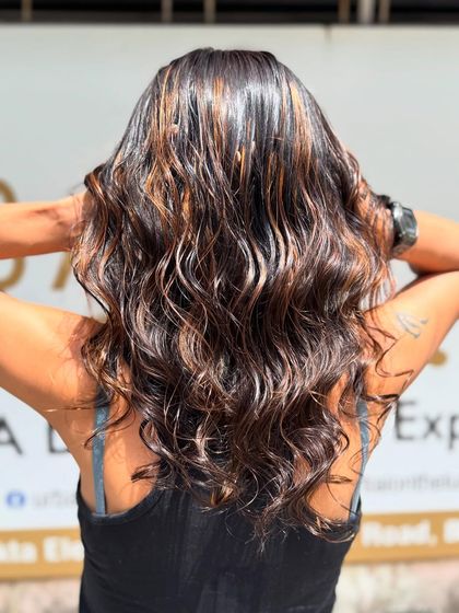 This outdoor shot really shows off the shine and vibrancy of the Caramel Highlights. It's the perfect sun-kissed look.