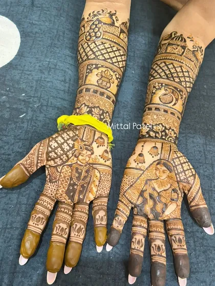 A close-up of a bride and groom portrait, capturing a tender moment. This design is perfect for brides who want their mehndi to be a personal story of their relationship.