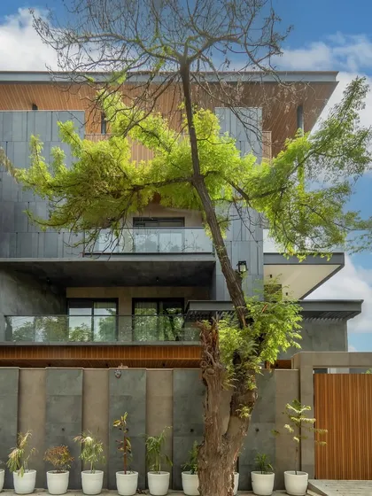Located on a 500 sq-yd plot on Poorvi Marg, this stunning facade combines sustainability with modern aesthetics. It features sleek grey aluminum cassette panels and aluminum fluting with a wooden look for a chic and inviting atmosphere.