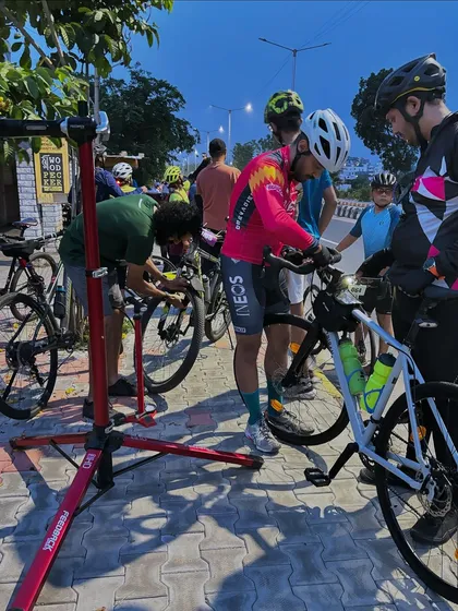 Our Start Line Support initiative in action at the Turahalli 13 race. We provide technical support to all participants, ensuring their bikes are in perfect condition before the race begins.