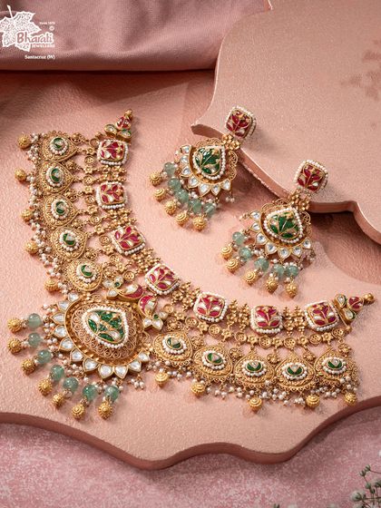 The Raagini Bikaneri Set is a lyrical tribute to Rajasthan’s cultural soul. It carries the colors and intricacies of Bikaner, brought alive through vibrant enamel strokes, gold detailing, and gemstone accents.