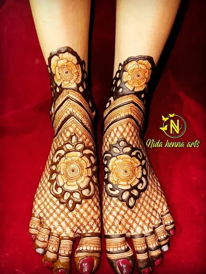 Bridal mehandi isn't just for the hands. This beautiful floral and jaal pattern for the feet ensures a complete and stunning bridal look from head to toe.