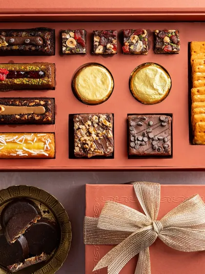 A classic gift box featuring an array of my popular treats, including financier bars, brownies, chocolate-dipped biscuits, and foil-wrapped surprises. This hamper is a crowd-pleaser, filled with comforting and delicious flavors.