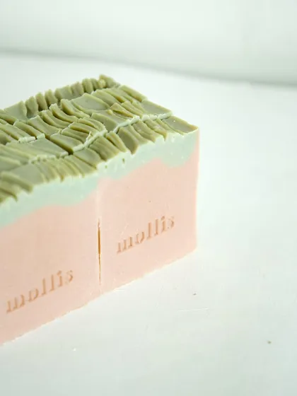 The two-toned design of the Amber Musk bar, a treat for the eyes and the skin.