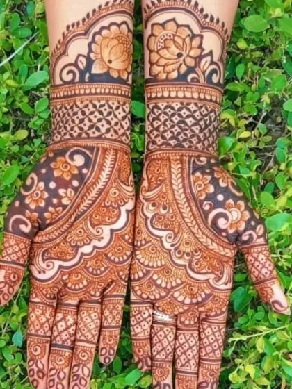 A simple yet elegant design with floral and paisley motifs, perfect for guests or for a more minimalist bride.