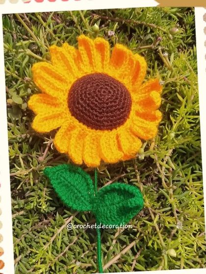 A single classic sunflower stem, perfect for any arrangement.