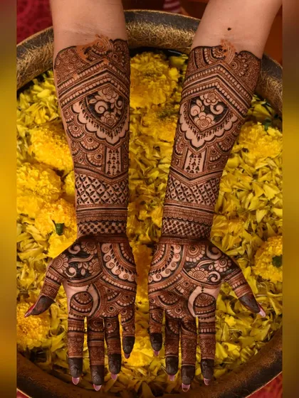This stunning bridal mehendi is displayed against a bed of marigolds. The design itself is a beautiful mix of traditional paisleys and modern geometric patterns.