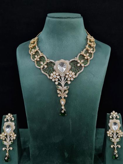 The emerald green version of our elegant bridal necklace. This classic color combination is always in style and adds a touch of royalty to any look.