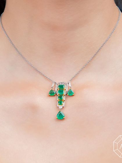 This emerald necklace is all about luxury with a twist of charm, perfect for when you want your style to shine.