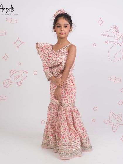 This playful printed garara set is perfect for a fun, festive occasion.