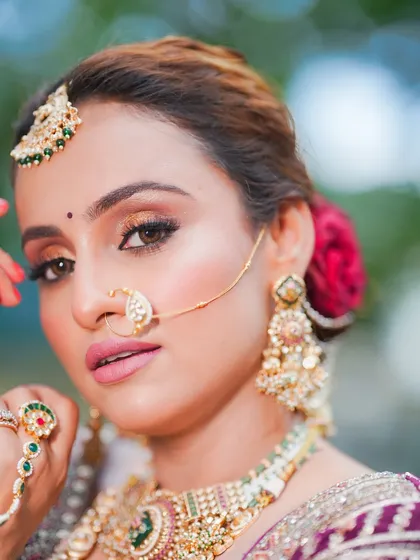 For this royal-themed shoot, I created a soft glam look with shimmering gold eyeshadow and a matte pink lip to complement the heavy jewellery. The makeup feels light but provides full coverage, perfect for long shoot days.