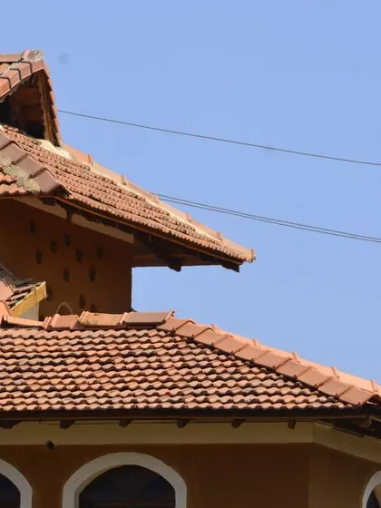 The layered, sloping Mangalore tile roof of the completed Doddaballapura mud house. This type of roof is excellent for the climate, keeping the interiors cool and effectively managing heavy rainfall.