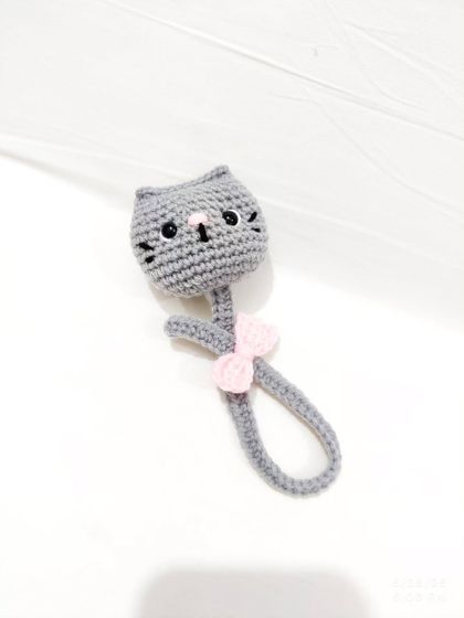 An adorable cat bookmark for the book lovers. This little grey kitty with a pink bow will happily save your page for you.