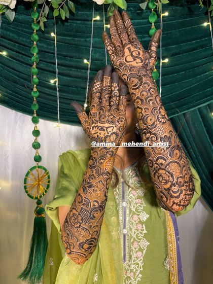 This is an example of my signature full-arm floral mehendi. I love creating dense, intricate patterns with elements like roses, paisleys, and detailed fillers to give you a rich and traditional look for any celebration.