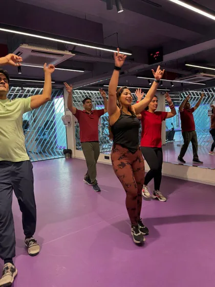 The whole class with their hands in the air. This is the kind of collective energy that makes every session feel special.