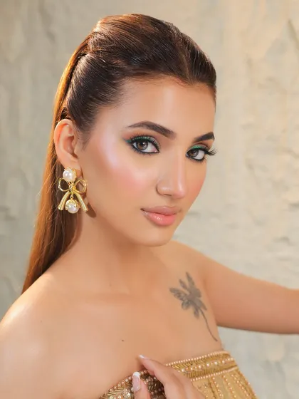 Another angle of the chic green liner look, showing its versatility and modern appeal.