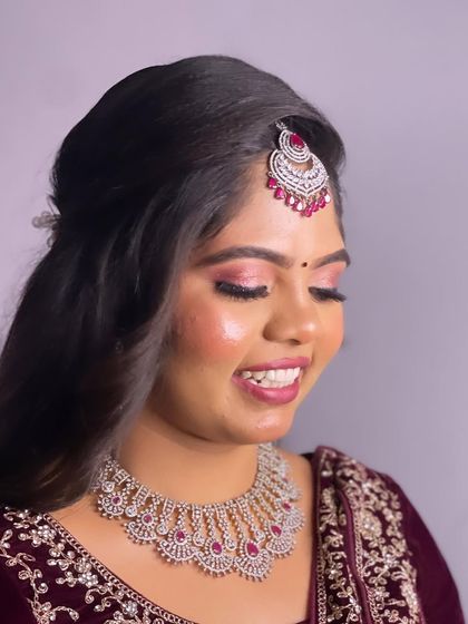 The soft, romantic makeup look is perfect for a reception. The pink tones on the eyes and lips create a harmonious and pretty style.