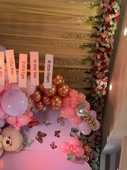 A creative directional sign with a sweet poem, "10 little fingers, 10 little toes...", perfectly integrated into the balloon decor.