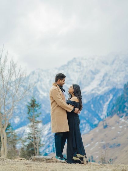 A quiet, loving embrace with the snow-covered mountains of Manali creating a stunning backdrop. This is what a dreamy Himalayan pre-wedding shoot looks like.