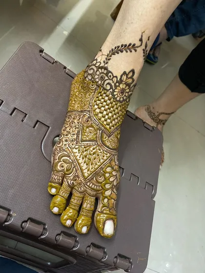 A clear view of the more detailed foot.