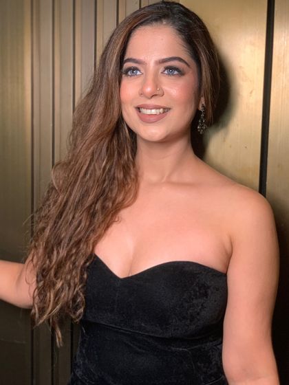 The Host's Wardrobe: A Style Showcase photo 33