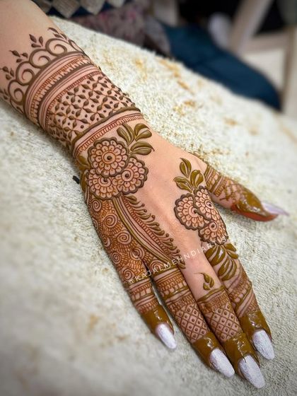 Elegant Party & Guest Henna photo 18