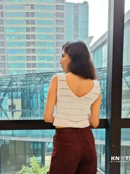 The other side of the reversible top, featuring a V-neck. Two tops in one, what's not to love?