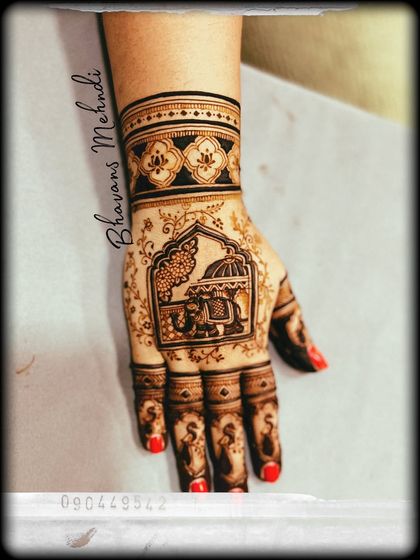 Another angle of the doli design, showing the clean lines and intricate details on the fingers.