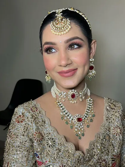 Another angle of this dreamy bridal look. The focus is on luminous skin and eyes that sparkle, creating a look that is both elegant and unforgettable.