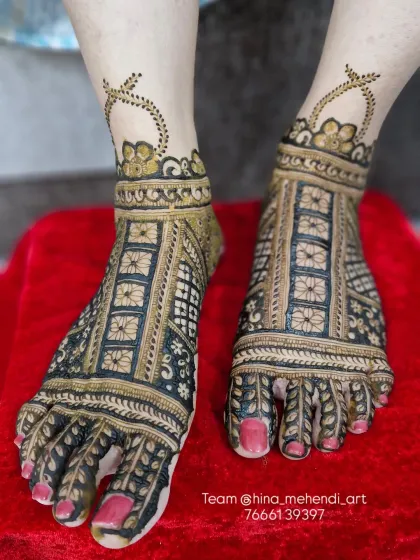 A beautiful and intricate design for bridal feet, with a central floral pattern and a unique anklet design. Created by my talented team.