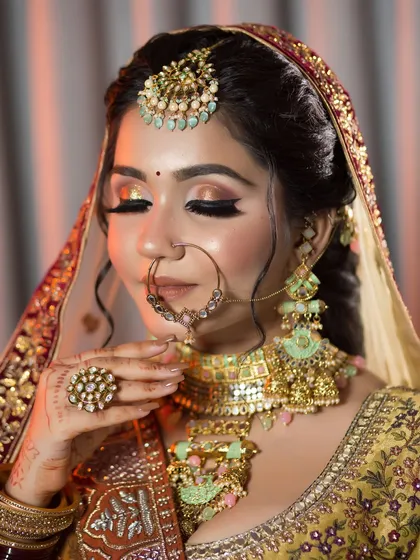 A close-up of a warm, bronze-toned eye makeup look. I used a blend of matte and shimmer eyeshadows to create depth and dimension, finished with dramatic lashes for that captivating effect.
