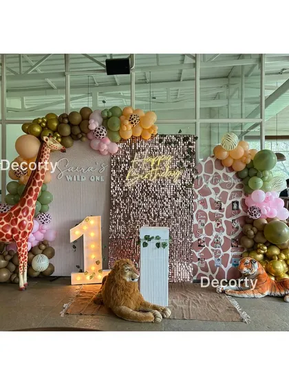 Another view of the glamorous jungle safari backdrop, showing the full balloon arch and animal props.