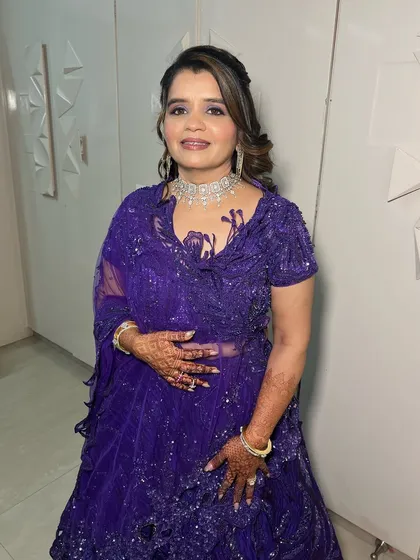 The final look for this beautiful guest. The purple smokey eye and soft lip create a balanced yet striking makeup style, perfect for a wedding reception.