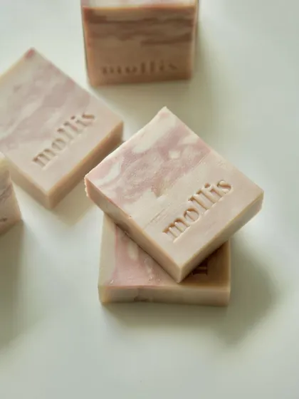 This bar is enriched with Moroccan Red Clay, Coconut Milk Powder, and Kaolin Clay for a refreshing cleanse.
