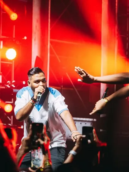 Reaching out to the fans in the front row at Spotify's Rap 91 event. That direct connection is what makes a show memorable.