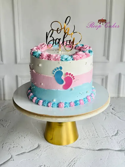 The sweetest little slice for the sweetest one on the way. This 'Oh Baby' cake features pink and blue baby feet for a simple and cute gender reveal.