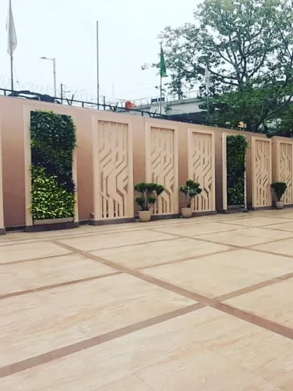 Our work on large perimeters, like this one for a commercial or public space, focuses on creating visual interest and incorporating green elements. The combination of living walls and artistic panels provides a sophisticated and low-maintenance landscape solution.
