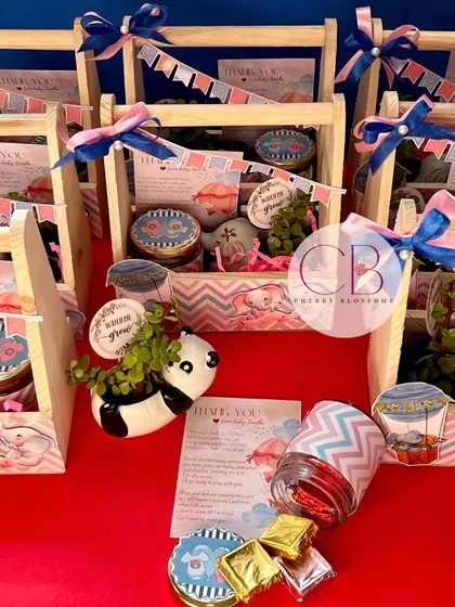 A closer look at the details of our baby shower hampers. This one features a panda planter, a jar of chocolates, and a personalised "Thank You" card from the baby-to-be.