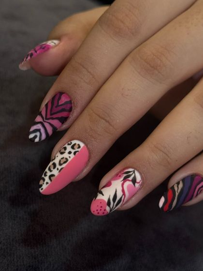 A walk on the wild side. This set features a mix of hand-painted animal prints, including leopard and zebra, combined with tropical leaves for a bold, eclectic look.