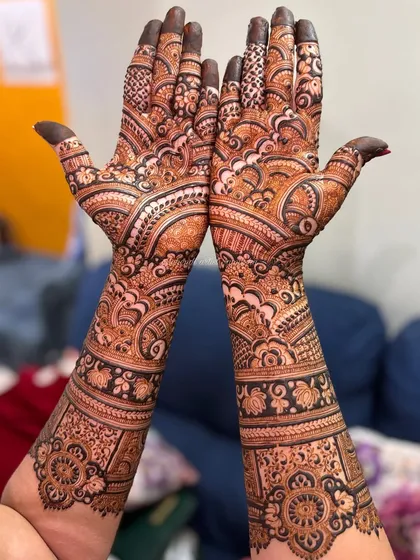 A full-coverage engagement mehendi with extremely fine and intricate details.
