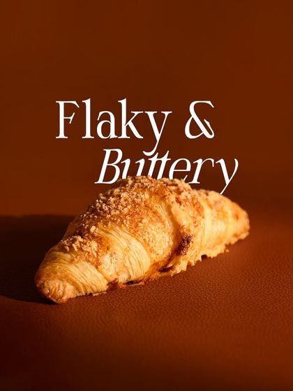 Our almond croissant is both flaky and buttery, with a delicious almond filling and a generous topping of toasted almond flakes for extra crunch and flavour. A truly satisfying viennoiserie experience.